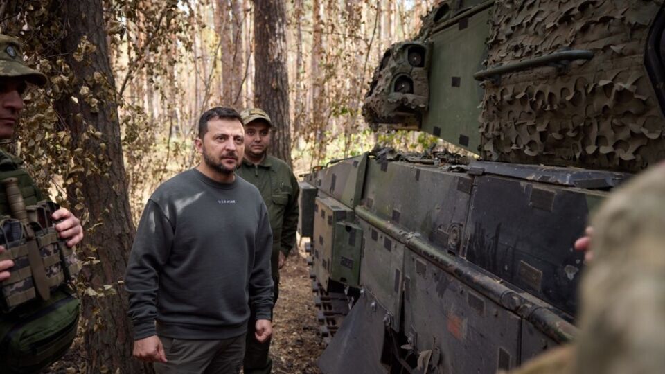 Зеленский обсудил с командирами оперативную обстановку и потребности сил обороны
