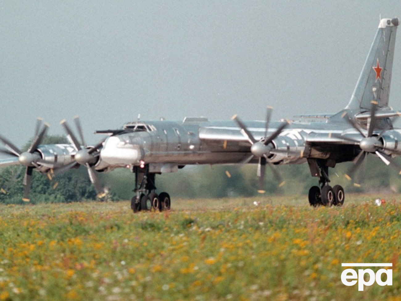 Росіяни лише імітують посилення захисту своїх бомбардувальників Ту-95 (на знімку), малюючи на аеродромах їхні двовимірні копії