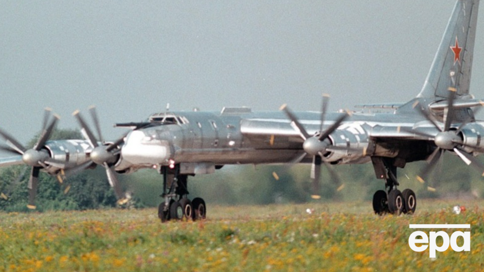 Россияне лишь имитируют усиление защиты своих бомбардировщиков Ту-95 (на снимке), рисуя на аэродромах их двумерные копии