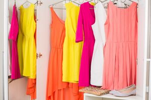 По словам эксперта, платья по фигуре и расклешенные платья подходят всем типам фигур