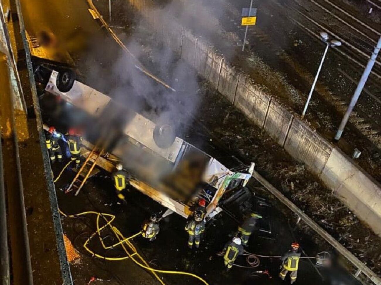 Автобус упал с высоты около 10 м