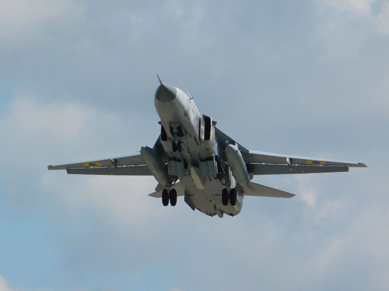 Следком РФ заявил, что пара украинских Су-24 бомбила нефтебазу на российской территории