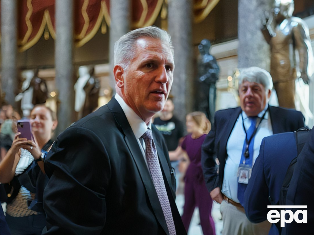 Палата представителей отправила Маккарти в отставку с поста спикера