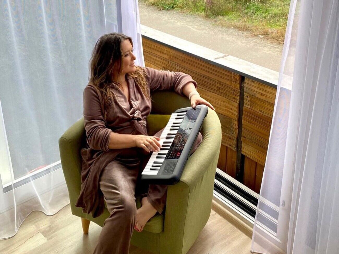 Могилевська зараз живе в заміському будинку разом зі своїм коханим на ім'я Валентин