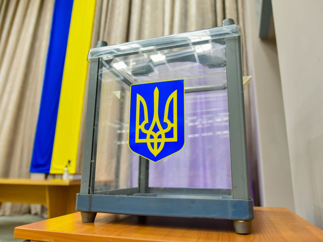 16% опитаних вважають, що вибори треба проводити у строки, визначені Конституцією