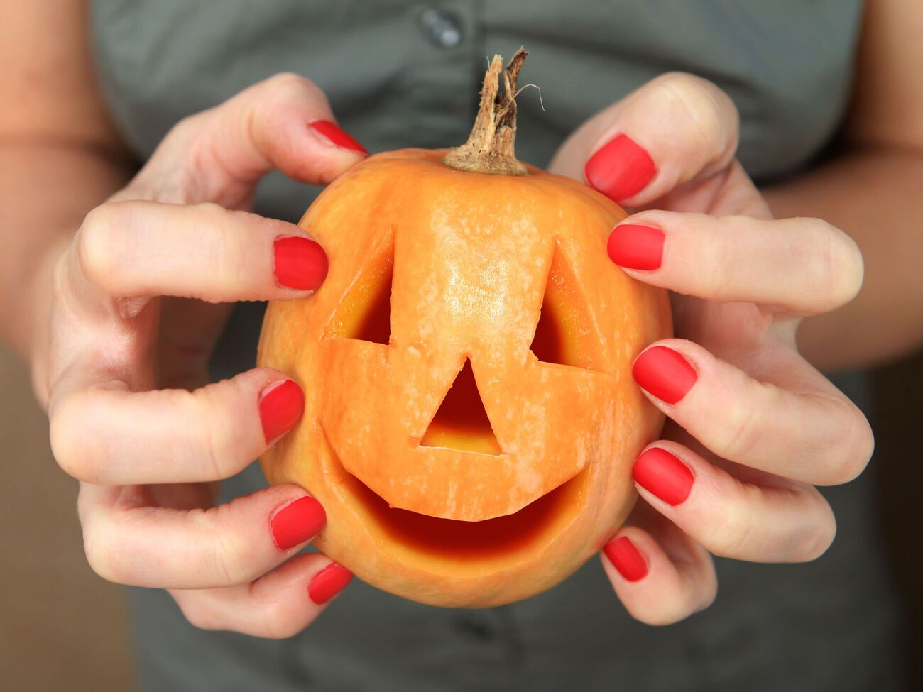 Мастер изобразила на ногтях фонарь Джека