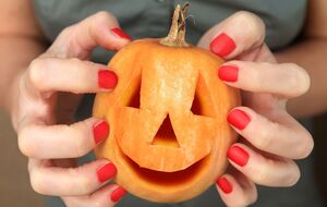 Мастер изобразила на ногтях фонарь Джека