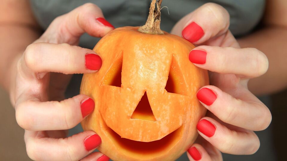 Мастер изобразила на ногтях фонарь Джека