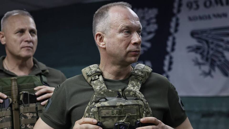 Сырский: Действия противника поддерживаются плотным огнем артиллерии и минометов