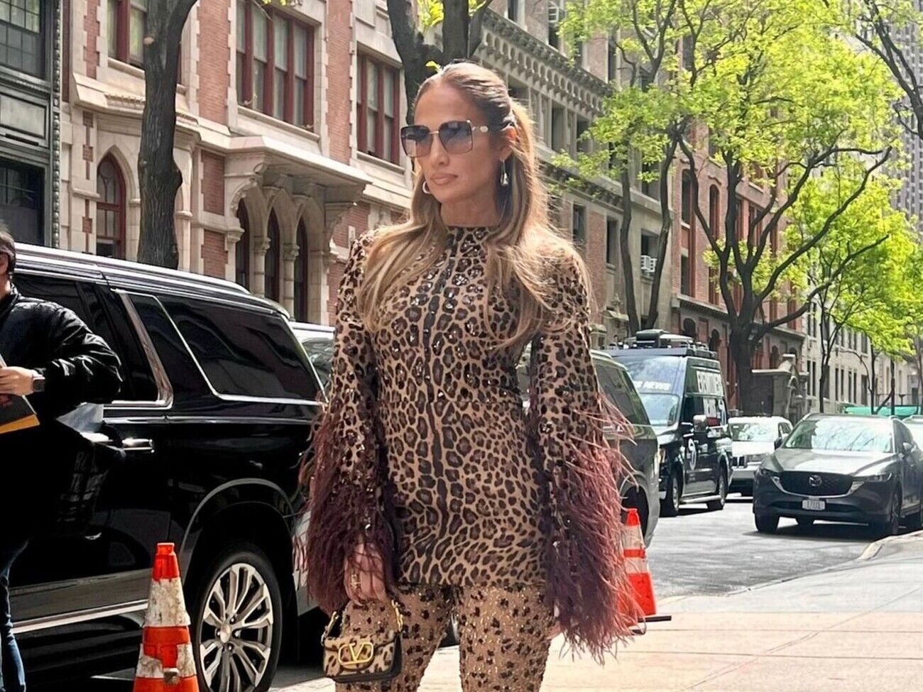 Особенностью трендовой прически является то, что она придает образу лоск, но при этом не выглядит слишком "старательной"