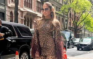 Особенностью трендовой прически является то, что она придает образу лоск, но при этом не выглядит слишком "старательной"