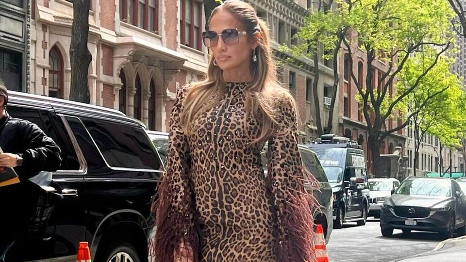 Особливістю трендової зачіски є те, що вона надає образу лиску, але водночас не має занадто "старанного" вигляду