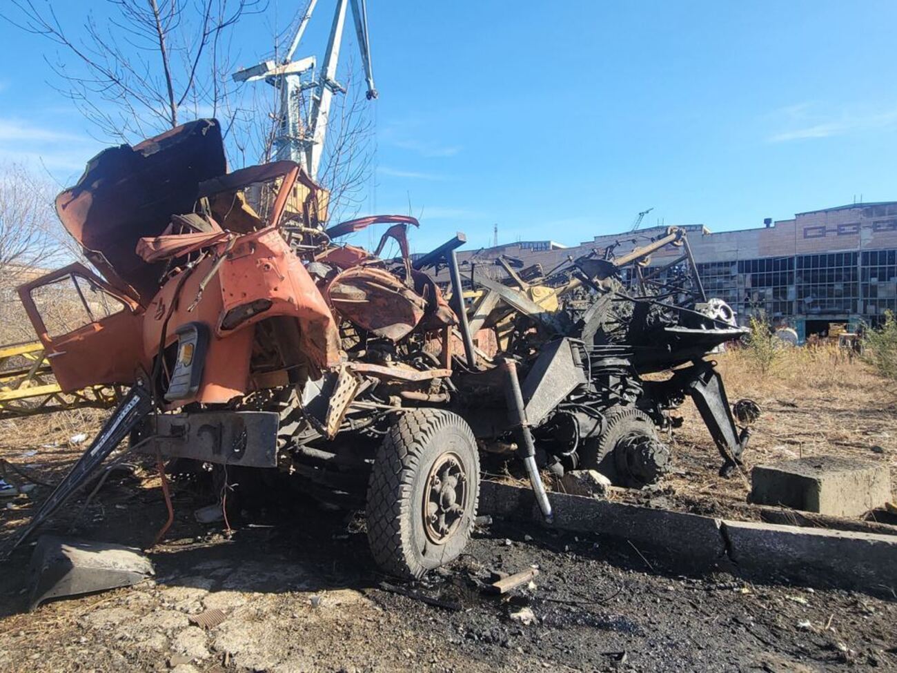 В результате вражеского удара повреждены административное здание и специализированная техника