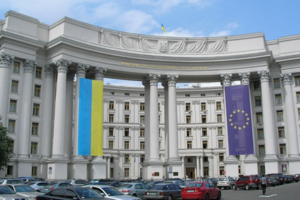 "Із хворої голови на здорову". У МЗС України прокоментували звинувачення РФ у нібито причетності України до погрому в аеропорту Махачкали