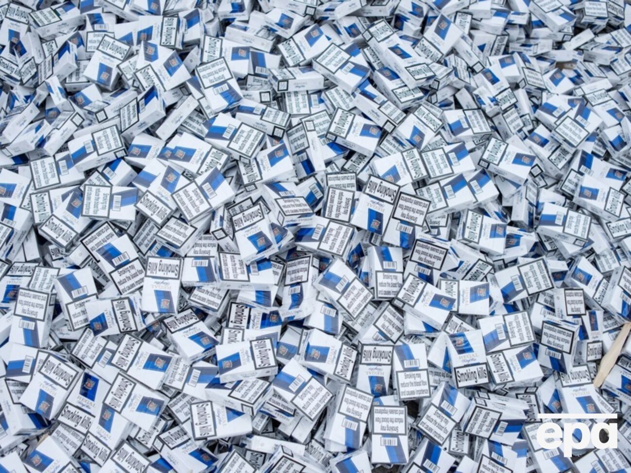 Фігуранти продали 15 тис. пачок сигарет на місцевому ринку й через інтернет – ДБР