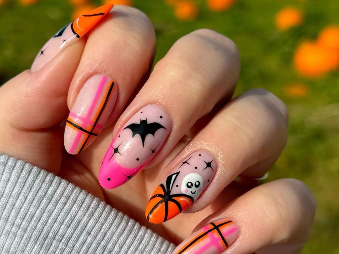 Мастер использовала в одном маникюре несколько цветов лака