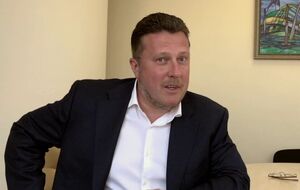 Як дізналися медійники проєкту "Наші гроші" ще кілька років тому, Яценко живе у великому маєтку в Козині Київської області