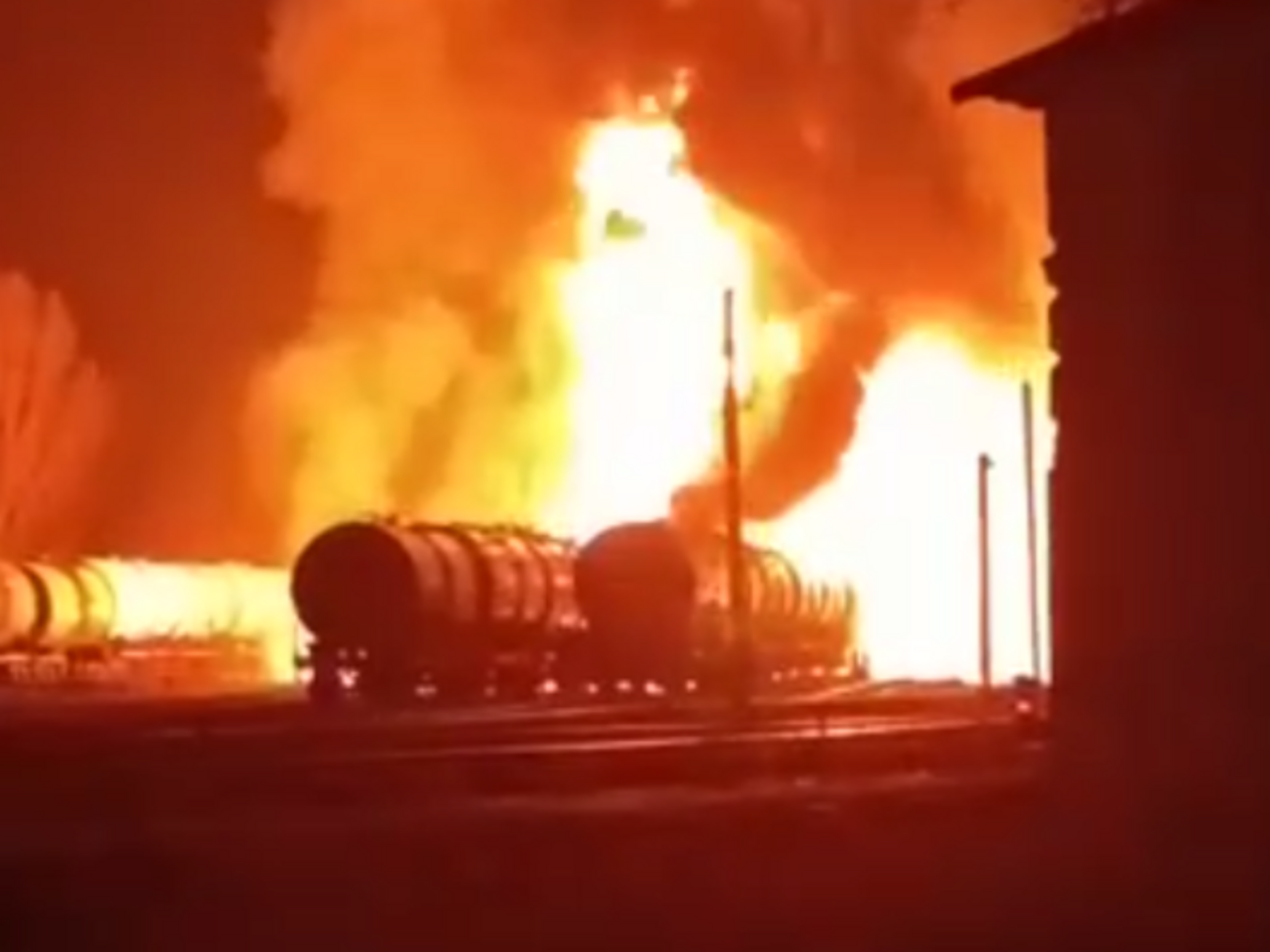 У Донецьку сильна пожежа виникла на залізниці, горять цистерни з пальним