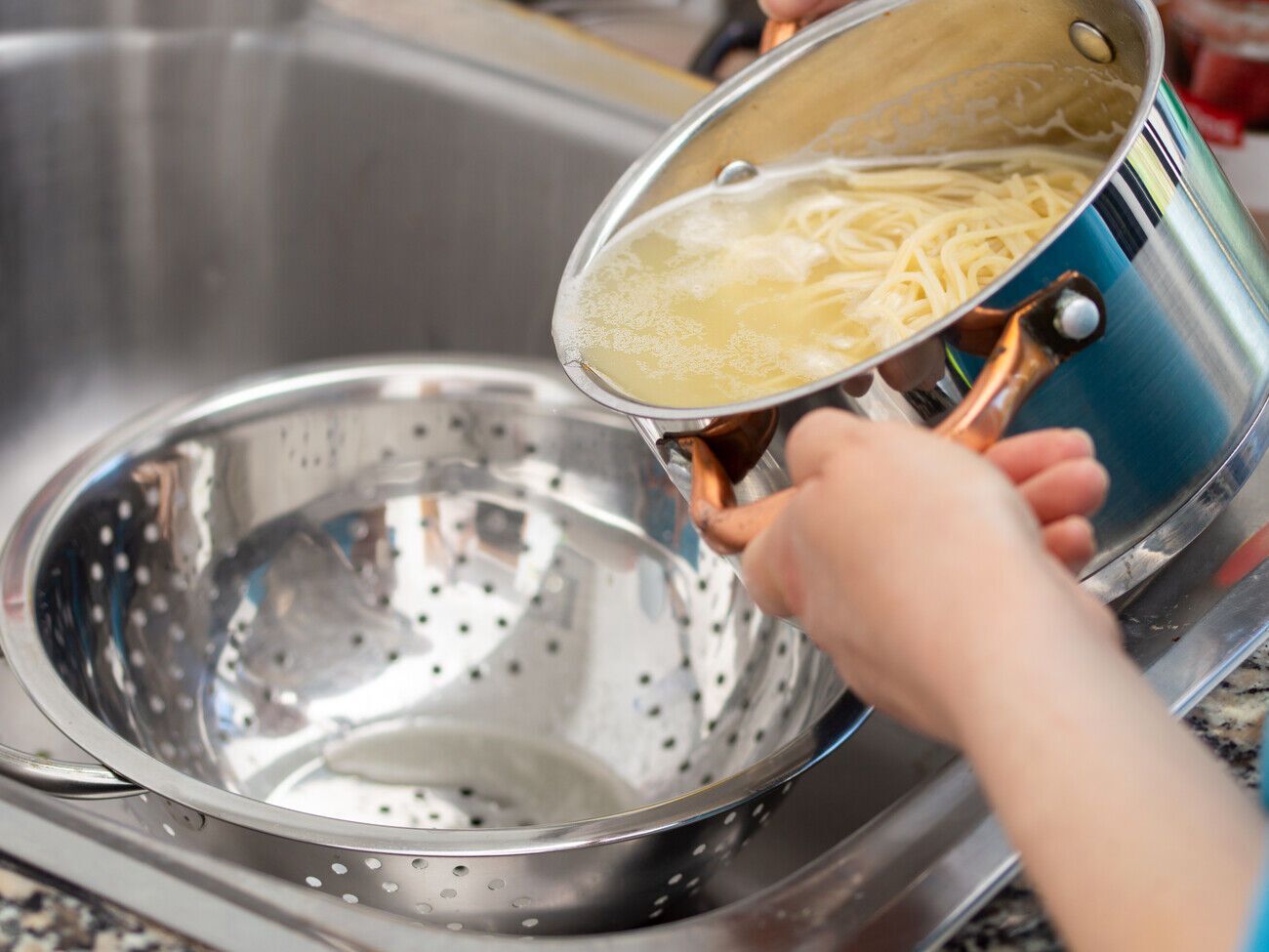 Не варто кидати макарони у воду, яка ще не закипіла