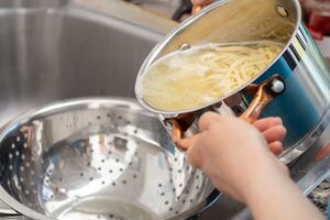 Не варто кидати макарони у воду, яка ще не закипіла