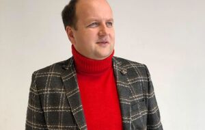 Бронюк отметил, что считает неправильным критиковать Зеленского во время войны