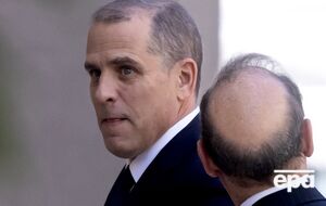 Хантер Байден (слева) может сесть на 25 лет, если его вина будет доказана