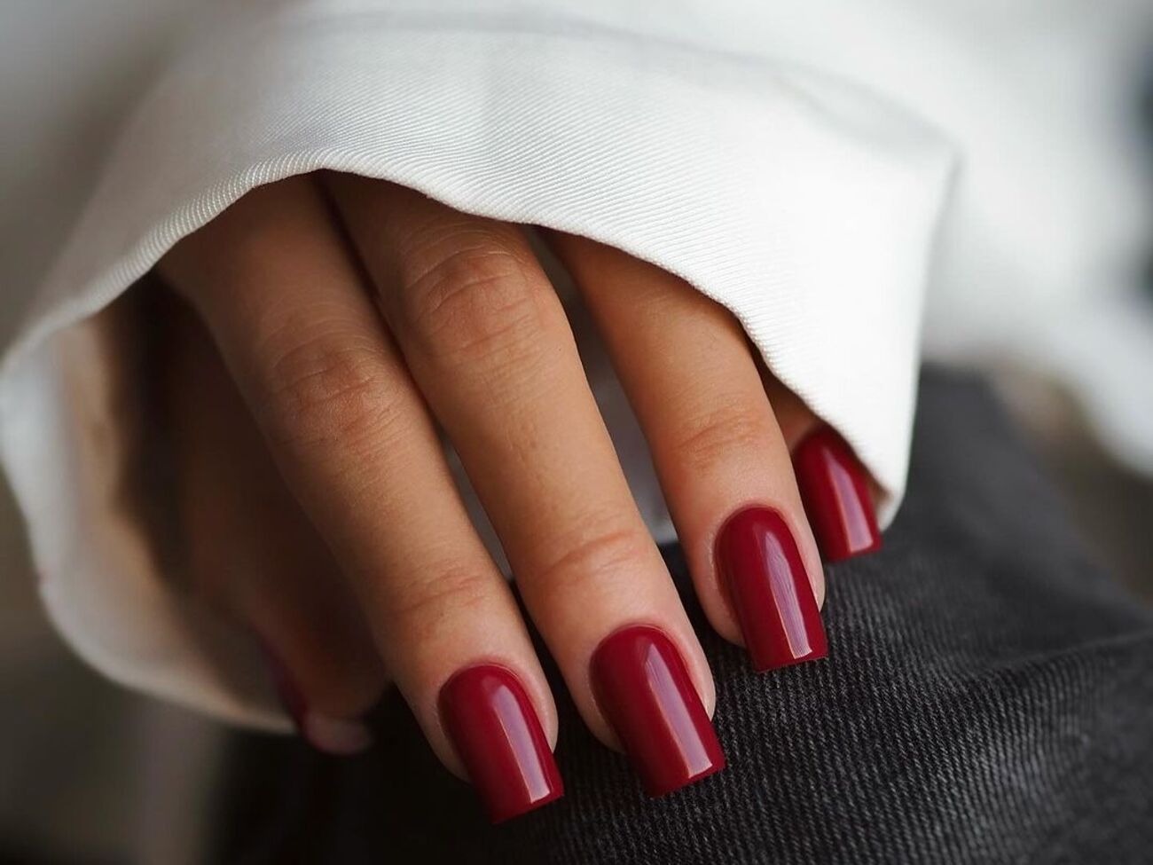 Мастер не стала добавлять декор в вишневом маникюре