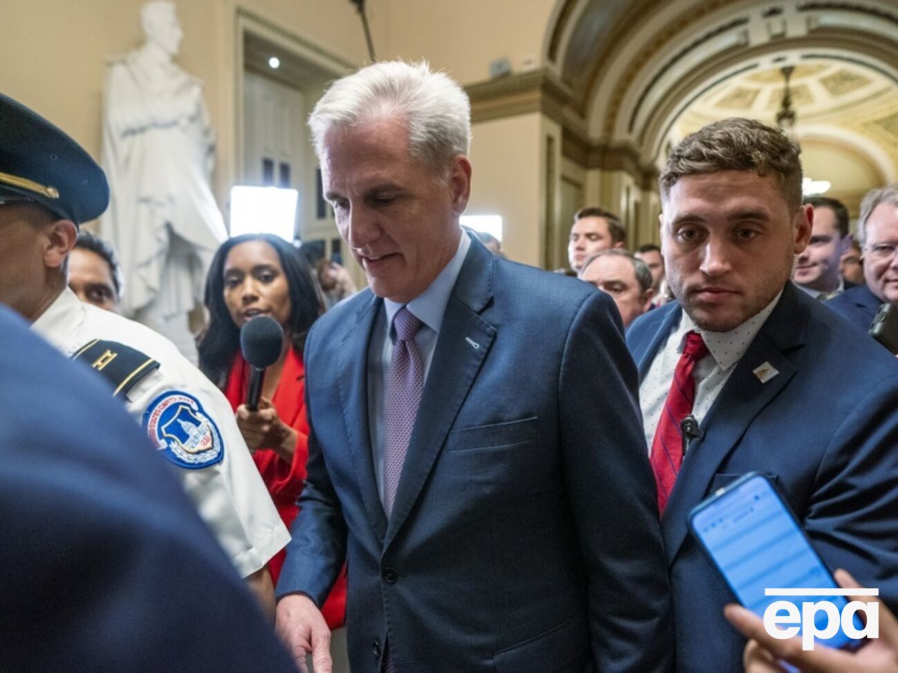 Палата представителей проголосовала за отставку Маккарти с должности спикера