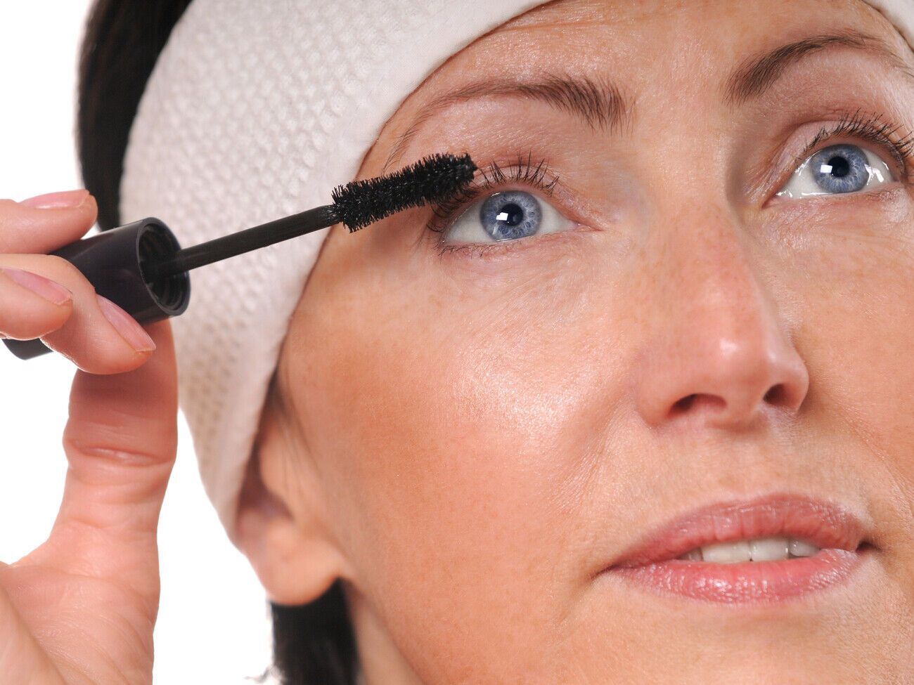 Эксперт рекомендует перед тем, как наносить тушь, вытереть излишки продукта с кисточки салфеткой