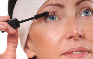 Эксперт рекомендует перед тем, как наносить тушь, вытереть излишки продукта с кисточки салфеткой