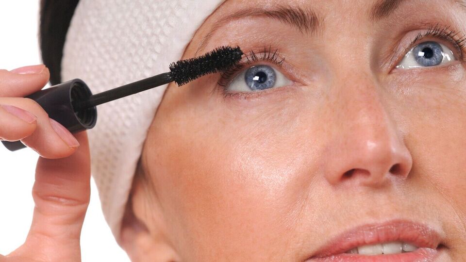 Эксперт рекомендует перед тем, как наносить тушь, вытереть излишки продукта с кисточки салфеткой