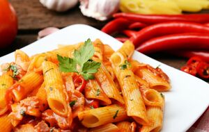 Учорашні макарони можна підсмажити на вершковому маслі з додаванням спецій і томатної пасти