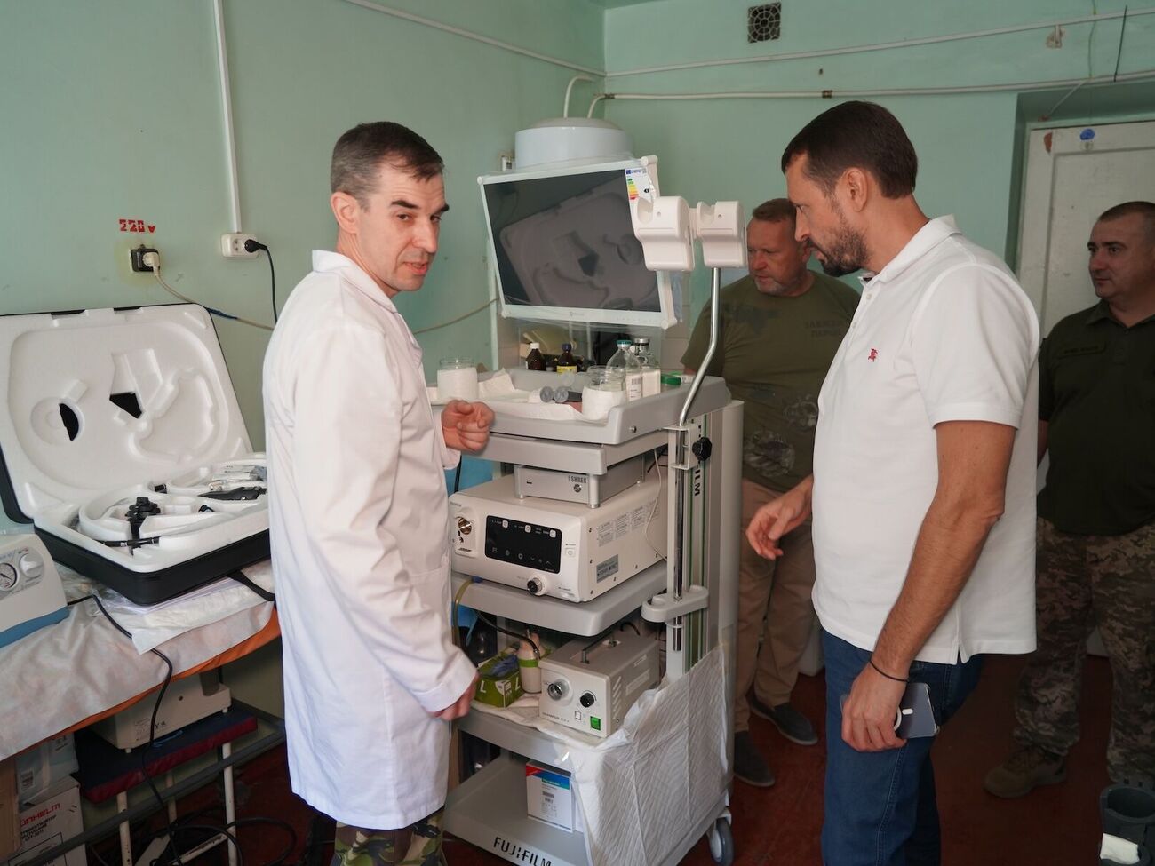 Усилиями фондов "Надія" и HopeUA в прифронтовом госпитале оборудовали кабинет гастроколоноскопии и установили новый аппарат "искусственная почка"