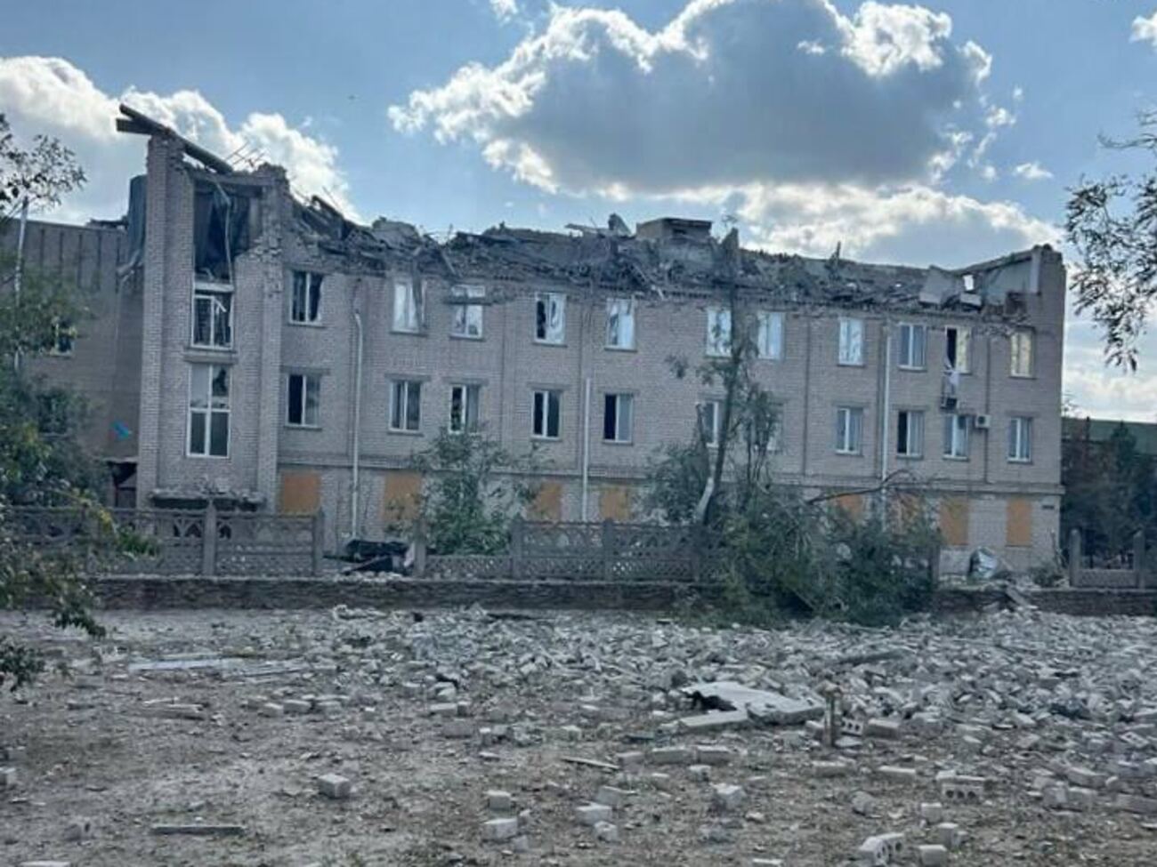 В результате вражеского удара по больнице пострадали два медработника