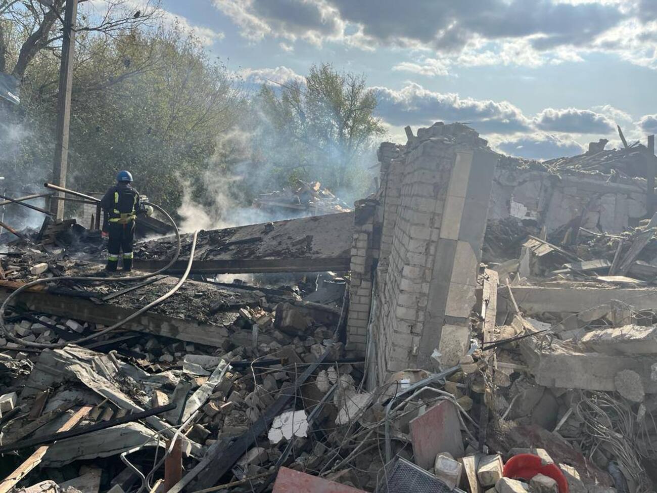 Окупанти вдарили по магазину в Харківській області, відомо про 49 загиблих
