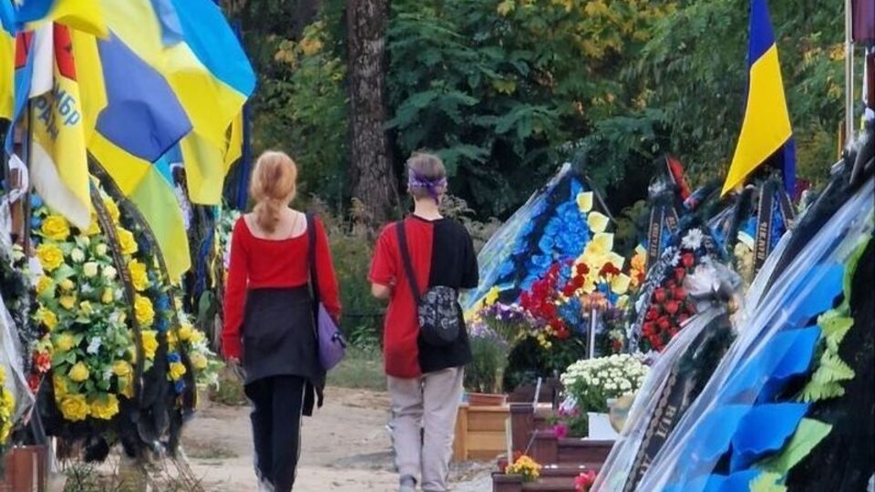 З дітьми, які розважалися на кладовищі, провели бесіду