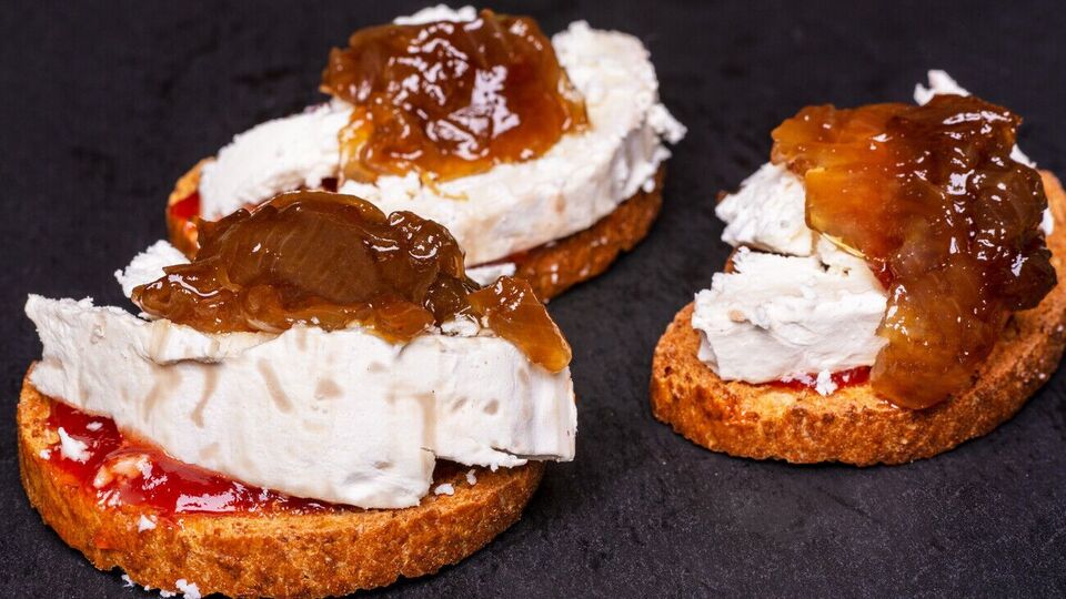 Мармелад из лука можно подавать с сыром, мясом или же просто намазывать на хлеб