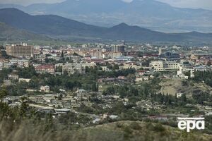 Азербайджан получил контроль над Нагорным Карабахом в результате фактической капитуляции Степанакерта, отметили СМИ