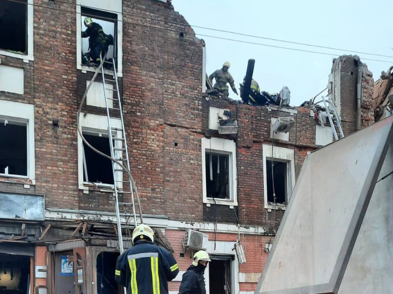В Харькове возник пожар после ракетного удара оккупантов по жилому дому