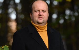 Бронюк: Несмотря на первый взгляд сплошной юмористический текст, эта песня напоминает о главном: каждый из нас нуждается в команде