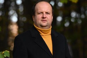 Бронюк: Попри на перший погляд суцільний гумористичний текст, ця пісня нагадує про головне: кожен із нас потребує команди