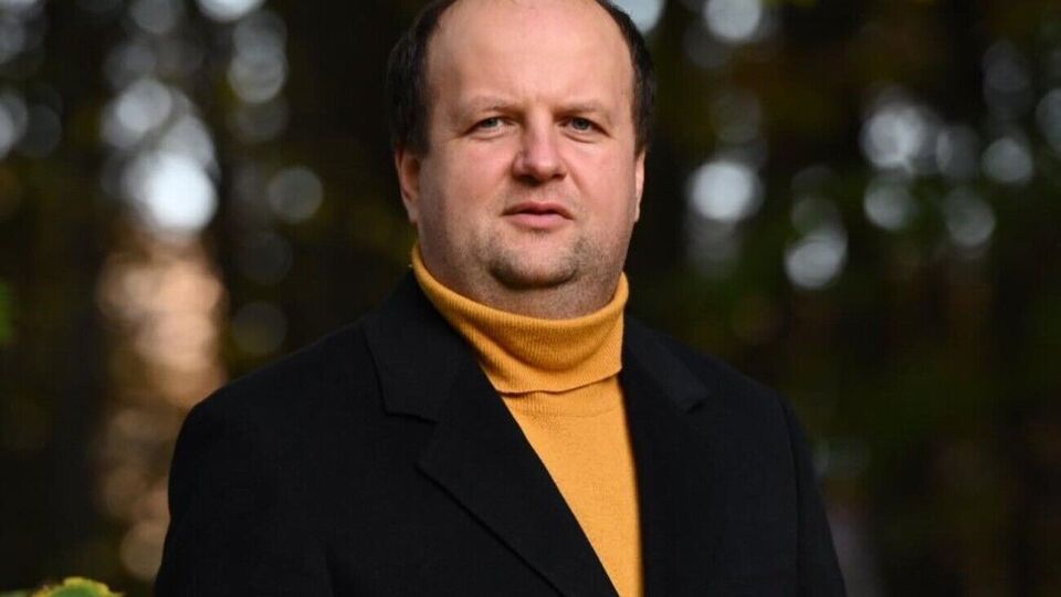 Бронюк: Несмотря на первый взгляд сплошной юмористический текст, эта песня напоминает о главном: каждый из нас нуждается в команде