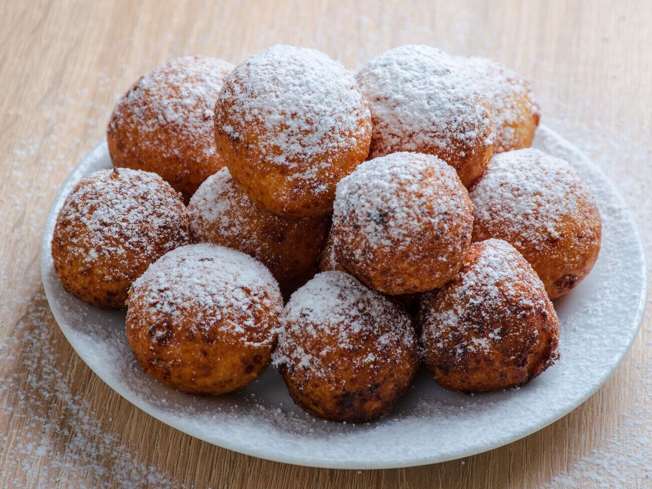 По желанию пончики можно посыпать сахарной пудрой и подавать со сметаной