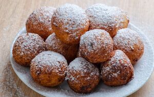 По желанию пончики можно посыпать сахарной пудрой и подавать со сметаной