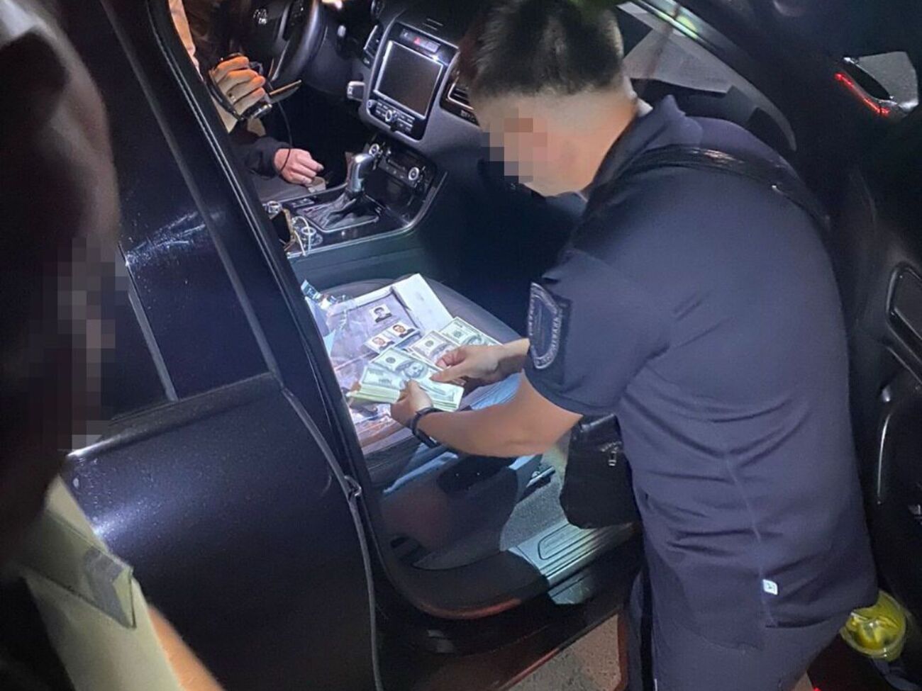 Посадовицю та співробітника Одеського військкомату затримали 5 жовтня під час отримання $12 тис. оплати за послугу від чергового клієнта, зазначили у ДБР