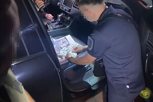 Посадовицю та співробітника Одеського військкомату затримали 5 жовтня під час отримання $12 тис. оплати за послугу від чергового клієнта, зазначили у ДБР