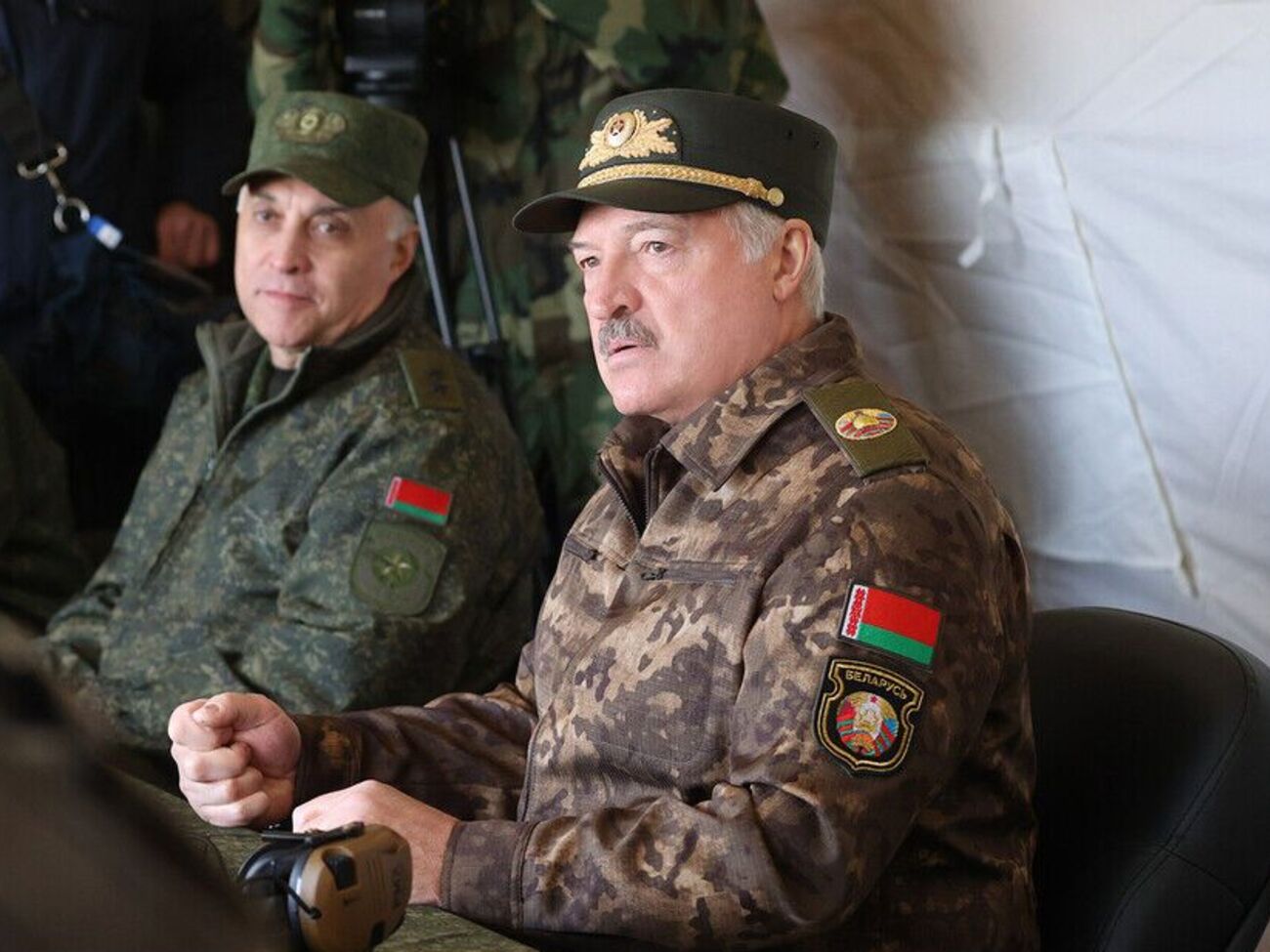 Эскалация войны в Украине приведет к тому, что россияне "достанут "красную кнопку", пригрозил Лукашенко