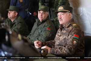 Эскалация войны в Украине приведет к тому, что россияне "достанут "красную кнопку", пригрозил Лукашенко