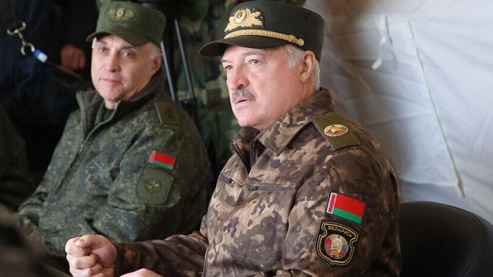 Эскалация войны в Украине приведет к тому, что россияне "достанут "красную кнопку", пригрозил Лукашенко