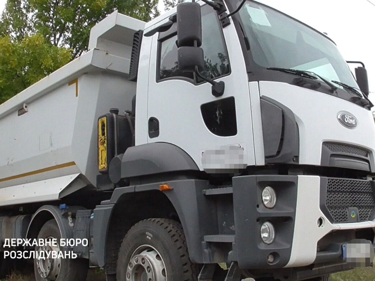 Офіцер незаконно забрав у підприємців чотири вантажівки – ДБР